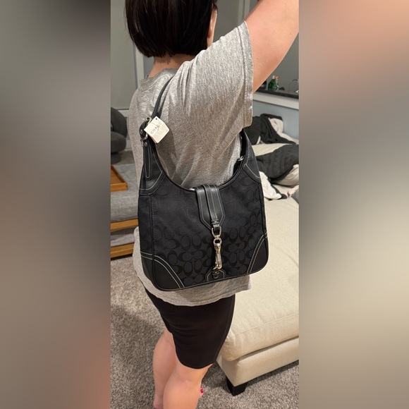 Coach 8K03 NWT & 17 Years OLD?!?! Yes! Signature Hobo w/ dust bag in Black - Picture 6 of 8